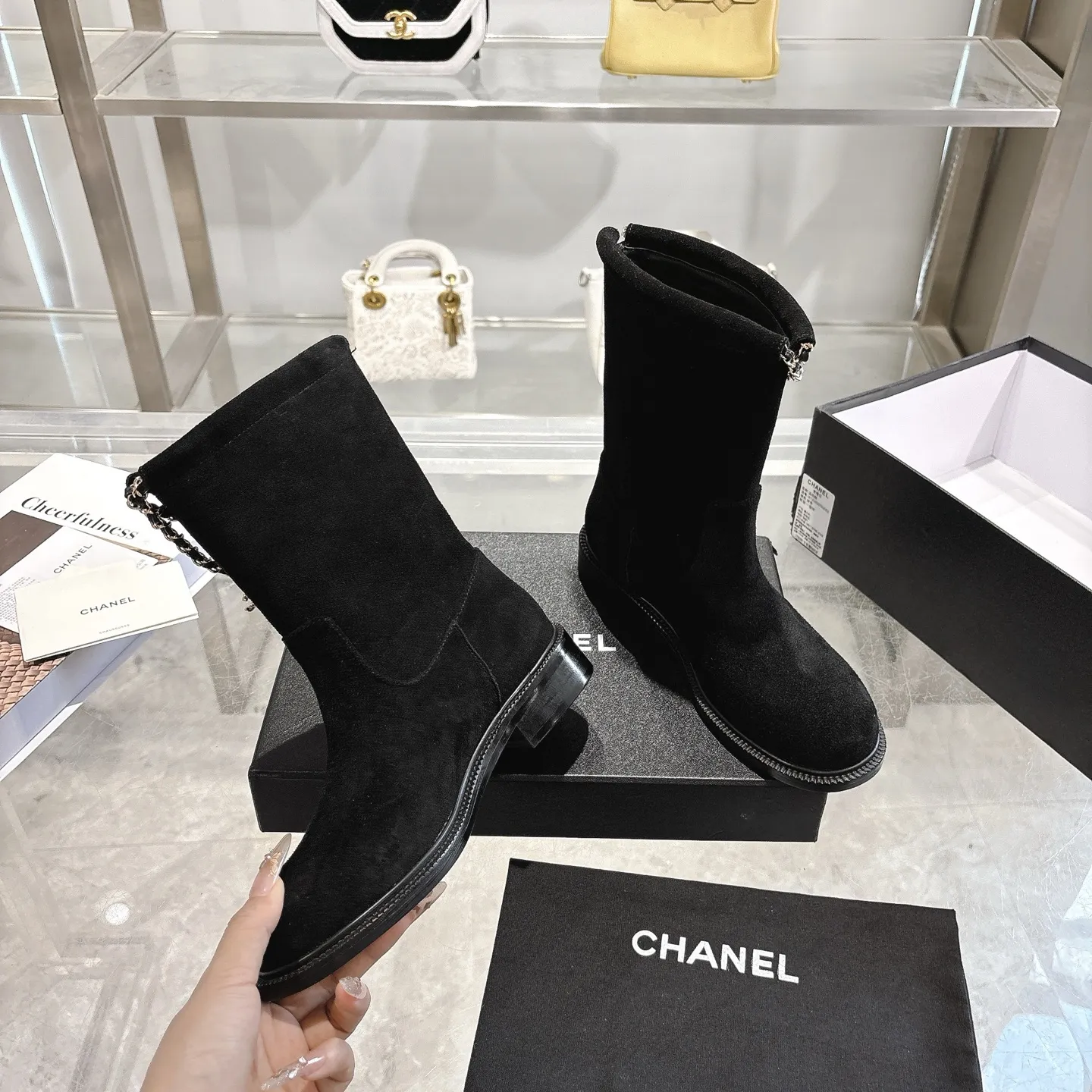 👟👟Ex-factory price 580👟👟 (Top version) CHANEL Chanel* Xiaoxiang new autumn and winter letter knight boots. This knight boot is really a representative of handsome fashion. The boots are embellished with Chanel letters, low-key yet luxurious! Simple, fashionable, individual and grand! The natural and smooth beauty has a beauty that is stunning in time. You should also show off your long legs in winter ~ Upper: imported calfskin Lining: water-dyed cowhide lining Heel height: about 3cm Size: 35-39 (40, 41 customization is not returnable)